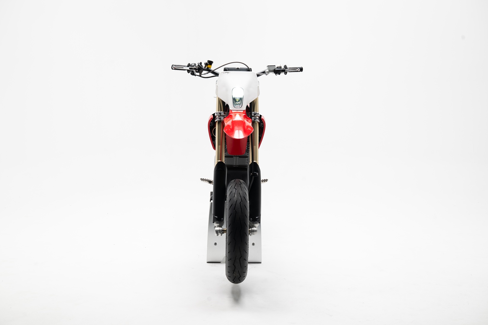RedStarkVARGSM_WhiteStudio